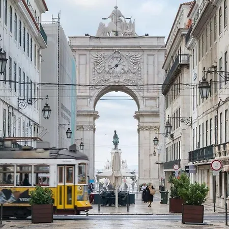 Privativo Com Varanda No Centro De *